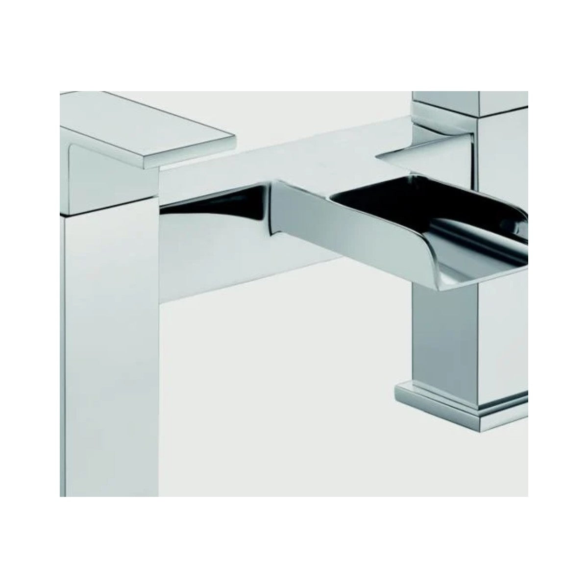 SP Cascade Bath Filler Tap - close-up