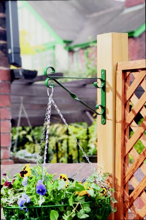 Ambassador Hanging Basket Bracket 35cm/14" Green