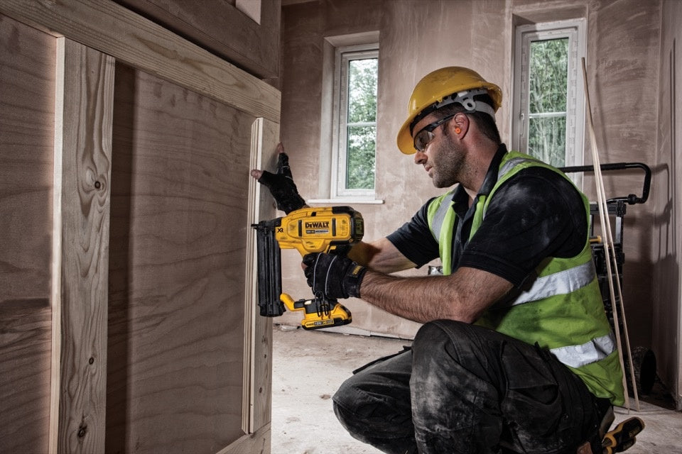 DeWalt 18V XR Li-Ion Brushless 18G Finish Nailer - Naked