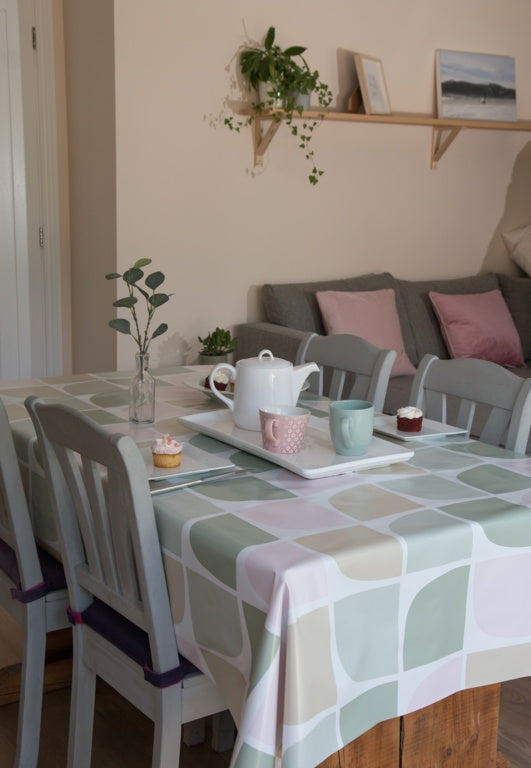 d-c-fixÂ® Manhattan Tablecloth - Dotty