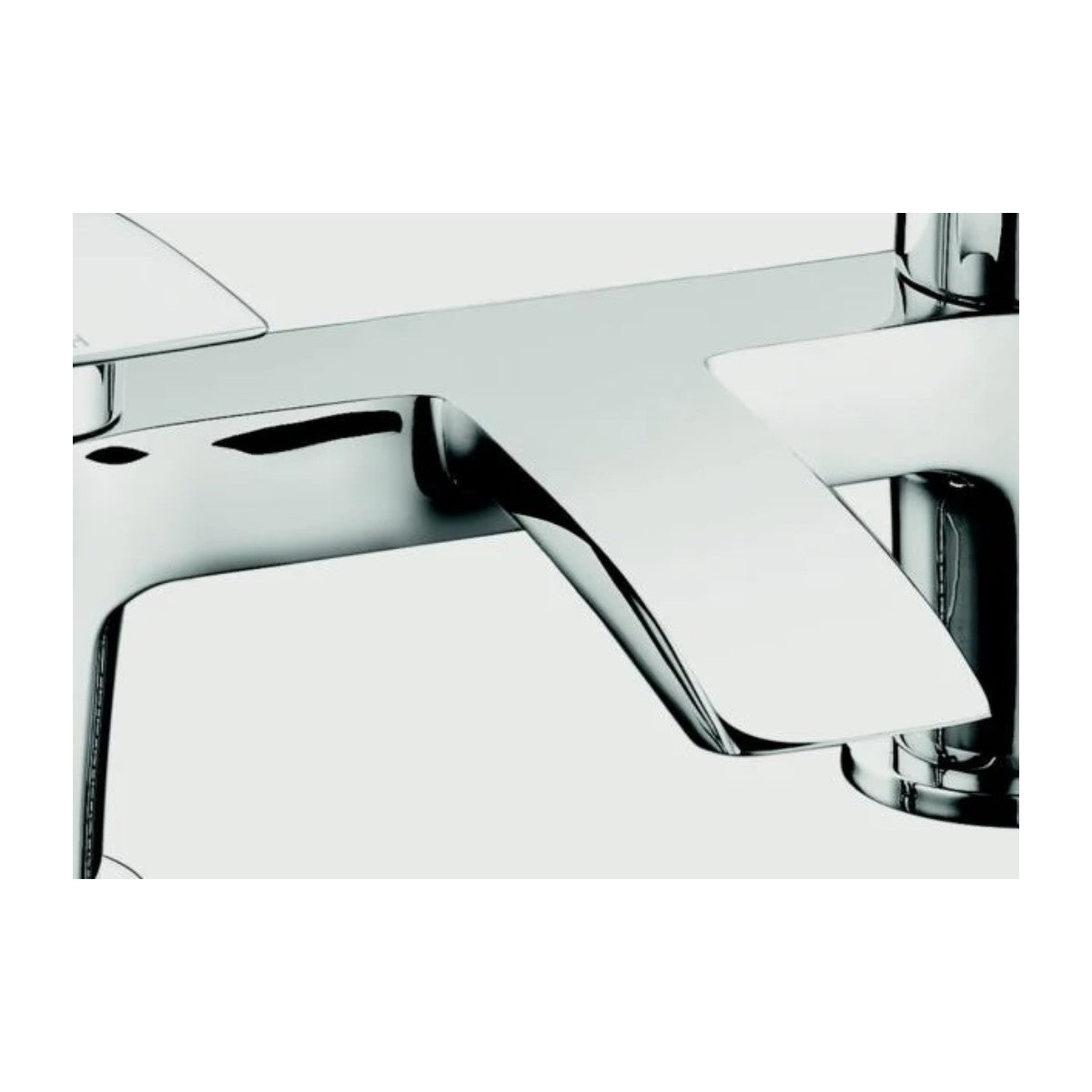 SP Aero Curve Bath Filler Tap - close-up